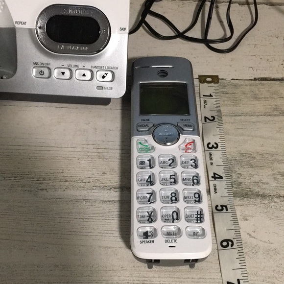AT&T cordless phone with built-in answering machine - Picture 2 of 2